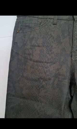 Pantalones Zara estampado de serpiente