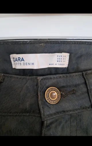 Pantalones Zara estampado de serpiente