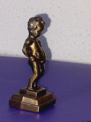 Réplica em Bronze do Manneken Pis Bruxelas Bélgica