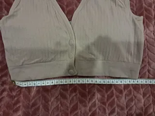 Sujetador deportivo beige con corchetes delanteros