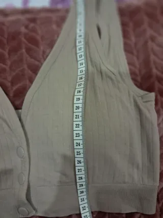 Sujetador deportivo beige con corchetes delanteros