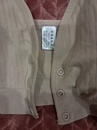 Sujetador deportivo beige con corchetes delanteros