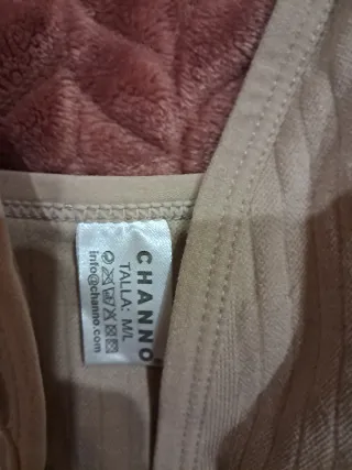 Sujetador deportivo beige con corchetes delanteros