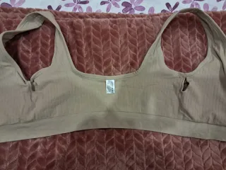 Sujetador deportivo beige con corchetes delanteros