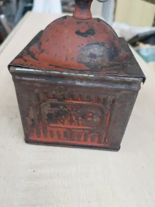 Antico macinino da caffè in metallo