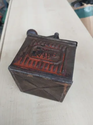 Antico macinino da caffè in metallo