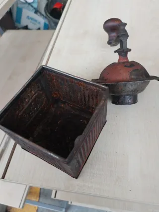 Antico macinino da caffè in metallo