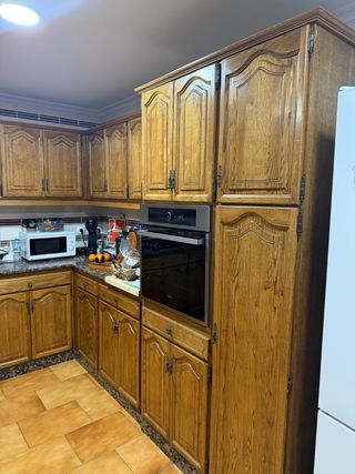 Cocina completa de madera y piedra