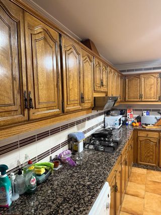 Cocina completa de madera y piedra