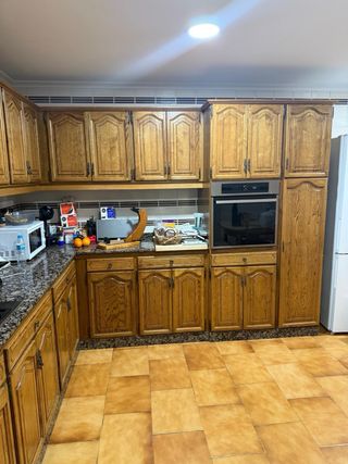 Cocina completa de madera y piedra