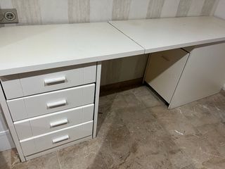 Scrivania bianca con cassetti