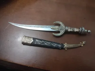 Daga decorativa con funda