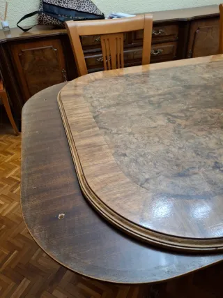 Mesa de comedor de madera