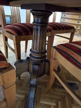 Mesa de comedor de madera