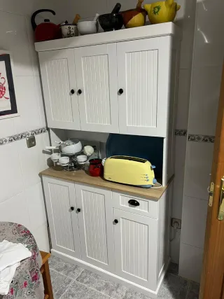 Alacena de cocina blanca con base de madera
