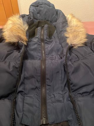 Abrigo acolchado azul con capucha