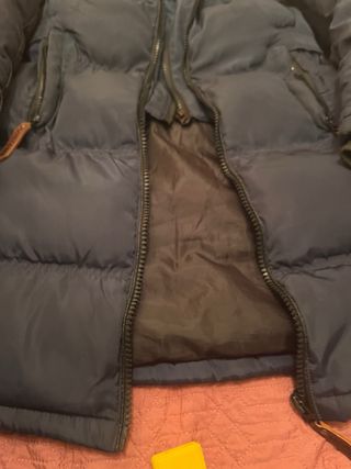 Abrigo acolchado azul con capucha