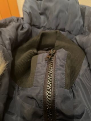 Abrigo acolchado azul con capucha