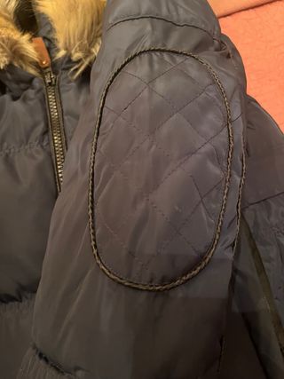 Abrigo acolchado azul con capucha