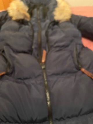 Abrigo acolchado azul con capucha