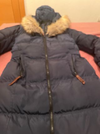 Abrigo acolchado azul con capucha