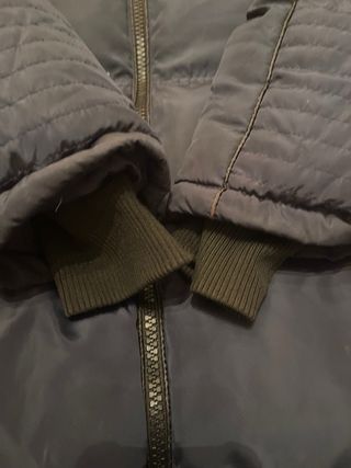 Abrigo acolchado azul con capucha