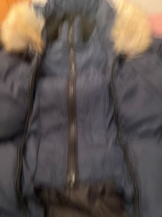 Abrigo acolchado azul con capucha