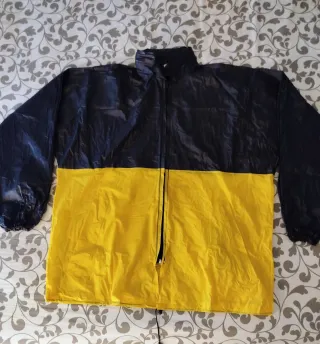Chubasquero hombre azul marino y amarillo