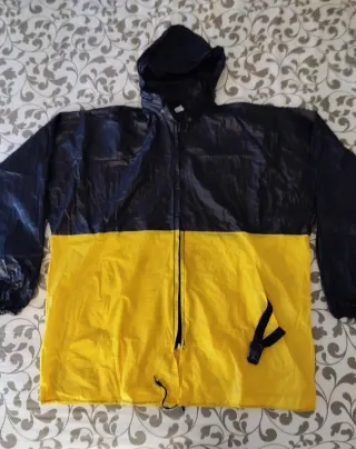 Chubasquero hombre azul marino y amarillo