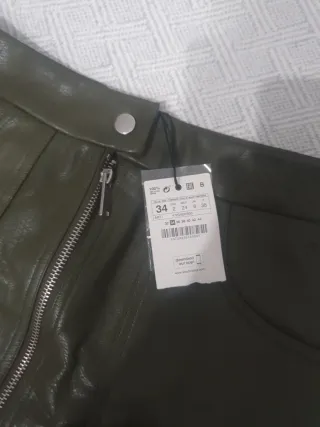 Falda efecto piel cremallera delantera