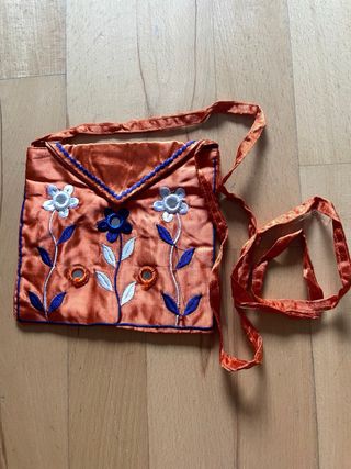 Bolso naranja con flores bordadas