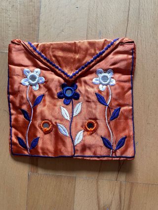 Bolso naranja con flores bordadas