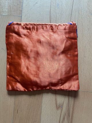 Bolso naranja con flores bordadas