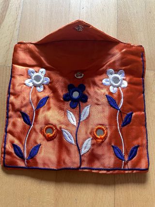 Bolso naranja con flores bordadas