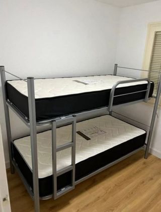 Litera metálica con colchones infantiles