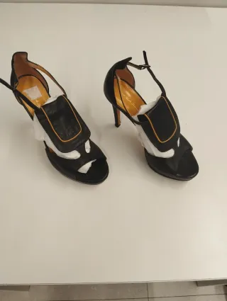 Sandalias Negras con detalles Ocre