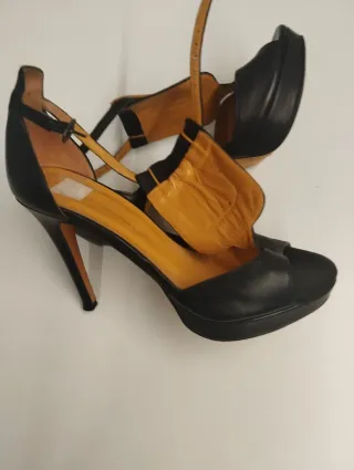 Sandalias Negras con detalles Ocre