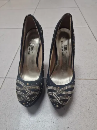Zapatos de tacón negros con adornos dorados