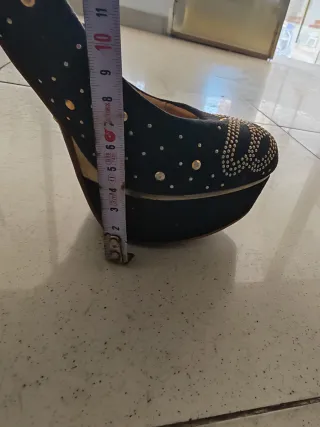 Zapatos de tacón negros con adornos dorados