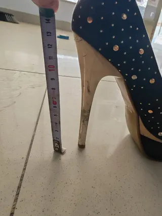 Zapatos de tacón negros con adornos dorados