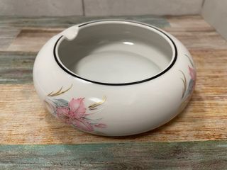 Set vaso portafiori e posacenere in porcellana