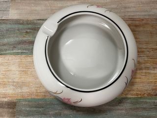 Set vaso portafiori e posacenere in porcellana