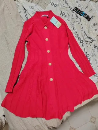 Abitino rosso con bottoni dorati