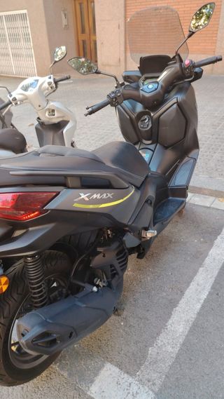 Yamaha XMAX 125, año 2024 - 7000 km