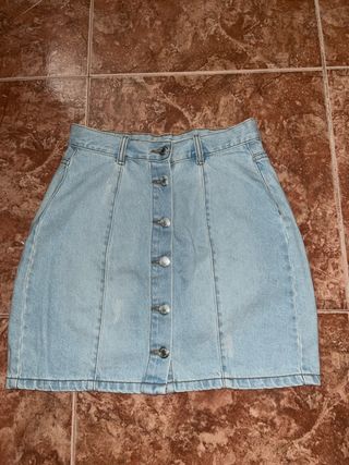 Falda vaquera corta con botones