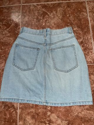 Falda vaquera corta con botones