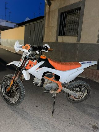 Moto de cross naranja y blanca