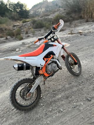 Moto de cross naranja y blanca