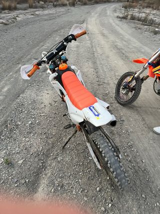 Moto de cross naranja y blanca