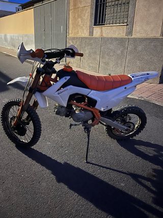 Moto de cross naranja y blanca